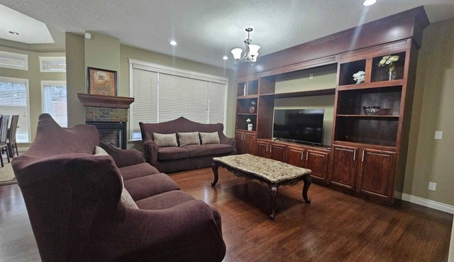 Big Family & Group-Friendly 9BR Home in NW Calgary