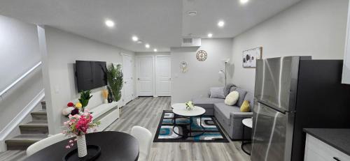 Bleniel Place - Stylish Basement Suite with Wi-Fi Netflix & Parking