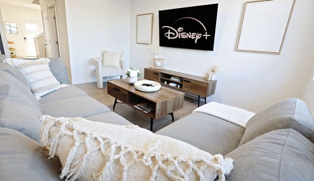 BoHo Retreat with King Beds|A/C|Disney+|Near WEM
