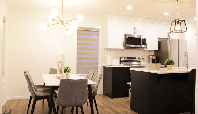Brand New| 3 Bedroom, 1 king 2 Queen| Near Airport