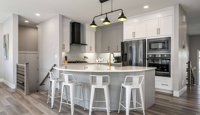 Brand New | 5 Beds | 2700 sq ft | King Bd | 2TVs
