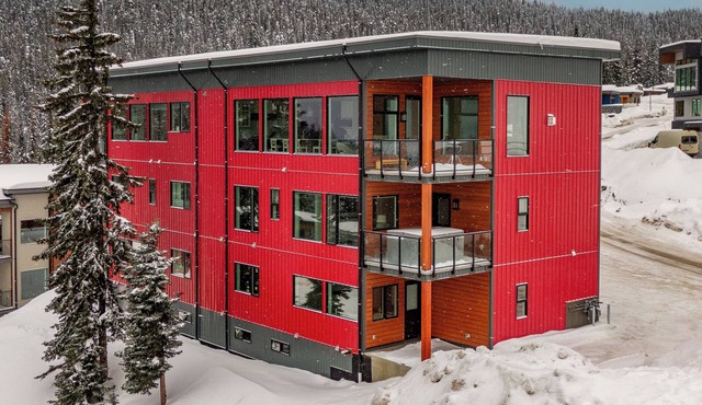 Brand new duplex on the Ridge with incredible mountain views and an elevator!