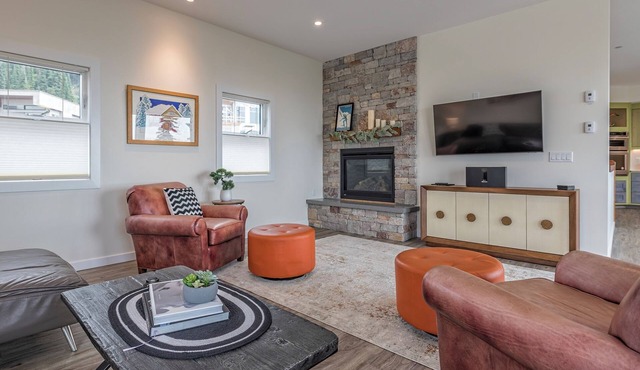 Brand new duplex with 2 king beds, elevator, private hot tub, laundry