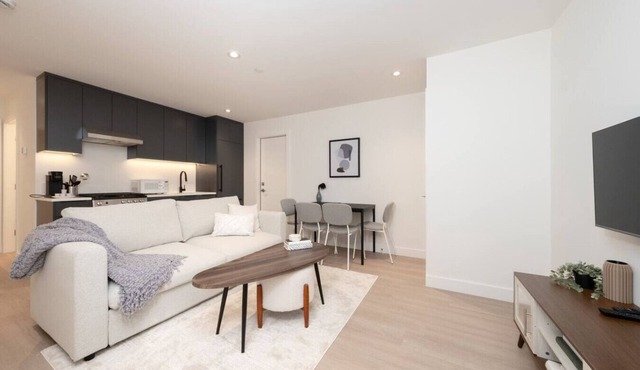 Brand New Cozy Suite near Collingwood School