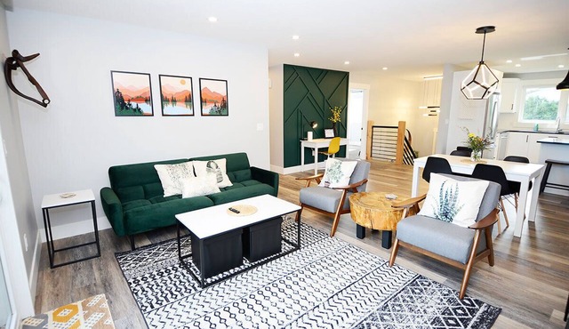BRAND NEW modern 2-bedroom, close to the mountains.