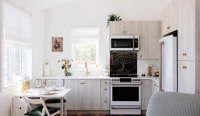 Brass Apple Cottage | Stylish, New, A/C, Wi-Fi, EV Charger & more