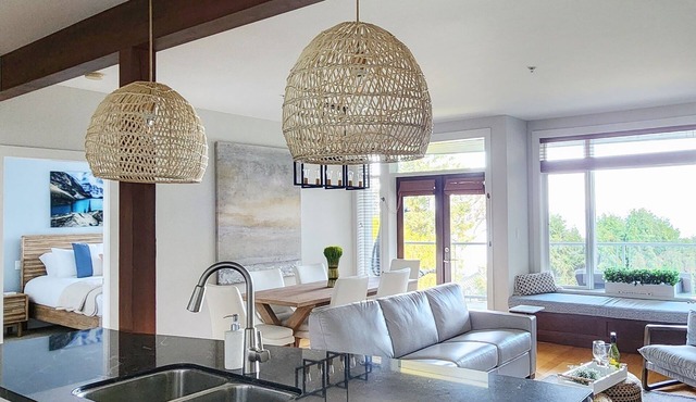 Breathtaking Oceanview Oasis in Vancouver Island 1 min walk to Rathtrevor Beach