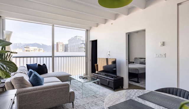 Bright 1BR, Rogers Arena, BC Place, Free Parking, Chinatown