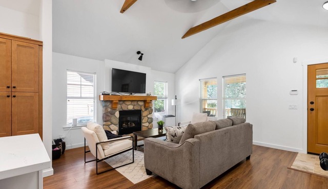 Bright 2 Bedroom Cottage Near Cultus Lake with Resort Like Amenities