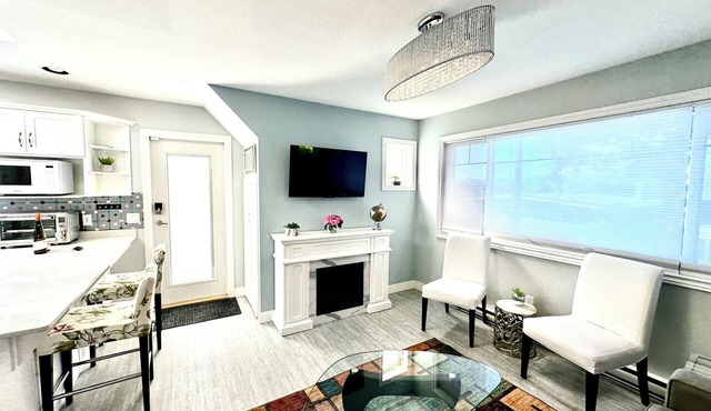 Bright and Comfortable Retreat Downtown Kelowna