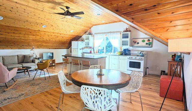 Bright and spacious, modern carriage house apartment. WiFi. 2 miles from town. in Beaver Island