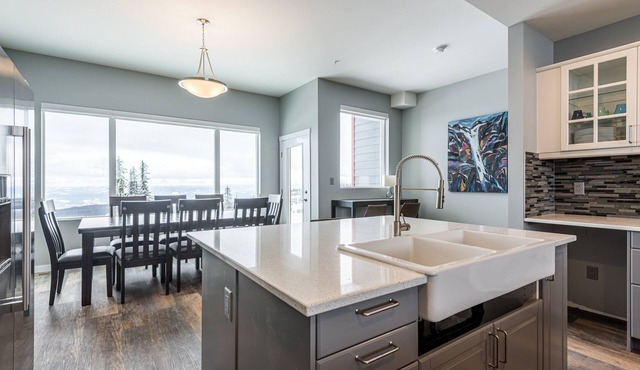 Bright & Cozy 3-Bedroom Townhome w/Ski-In/Ski-Out & Hot Tub