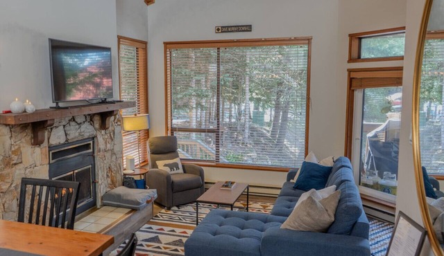 Bright Creekside 2BR-Walk to Creekside Gondola, Fireplace & Free Parking.