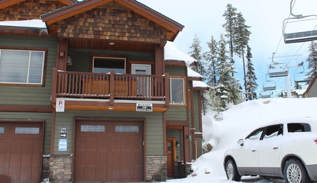 Bright End unit Townhome, priv. hot tub, 2 parking, ski in/out, close village