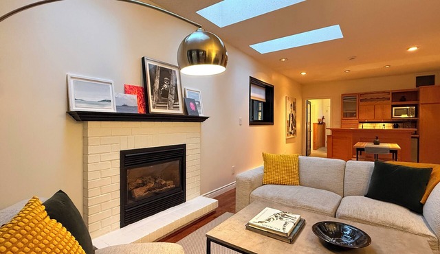 Bright Family- sized North Shore Garden Suite Near Grouse, Trails & DT Vancouver