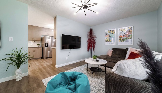 Bright & Modern 3 Bedrooms 5 beds Free Parking in Edmonton