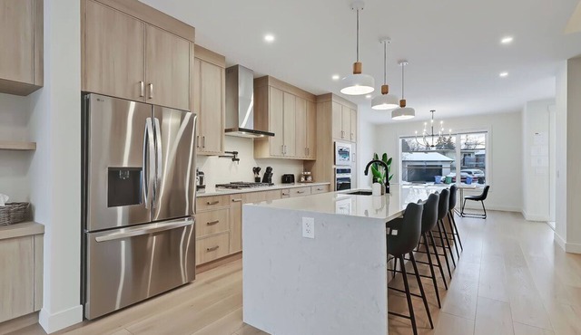 Bright & Modern Luxurious Home - Secure Garage Parking - King Bed - Pet Friendly