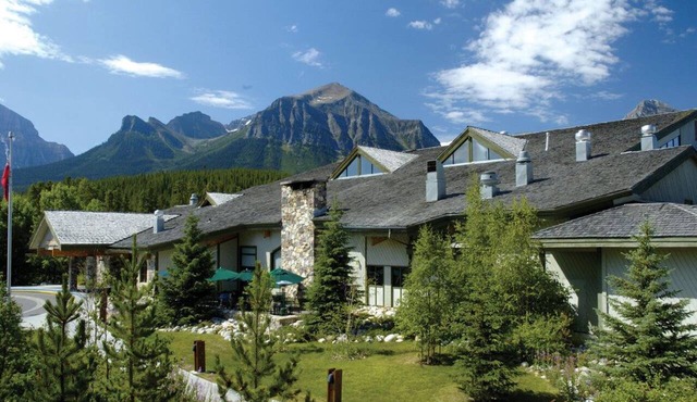 Bright Mountain Suite with Balcony