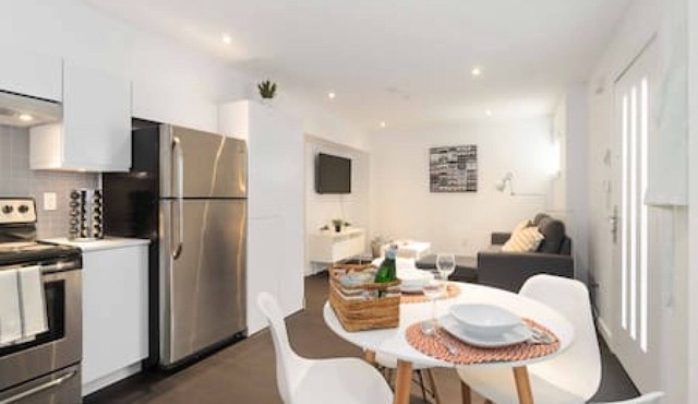 Bright Renovated East Van Suite, Walk to SkyTrain
