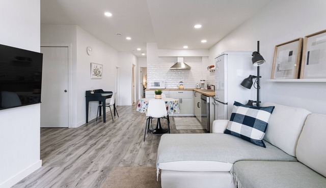 Bright &Spacious 1BR | Queen + Twin | Pond View