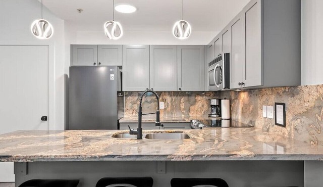 Bright Whistler Village 1BR, HotTub, Free Parking, AC