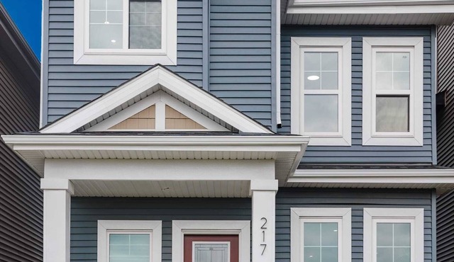 Brown's Family Home ,4 Bedrooms-3Bathrooms ,10 mins to YEG Airport
