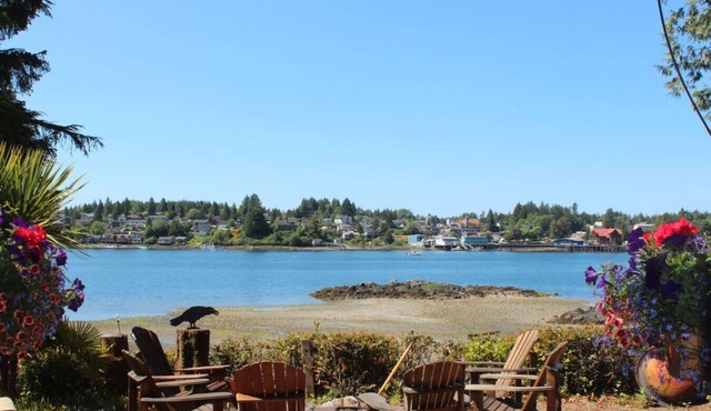 Inner Cove - private ocean room, hot tub access in Alberni Clayoquot Regional District