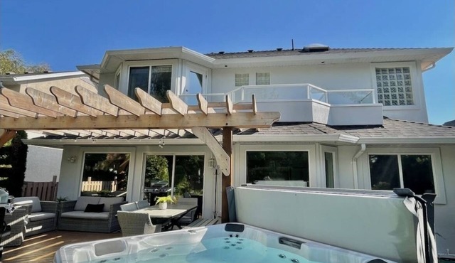 CABANA BEACH - Hot tub- Walk to beach - Central location (Licensed)