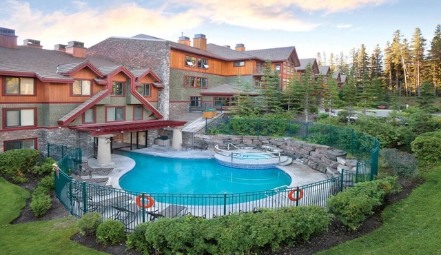 Canmore 1BR – Mountain Views, Hot Tub & Banff Access