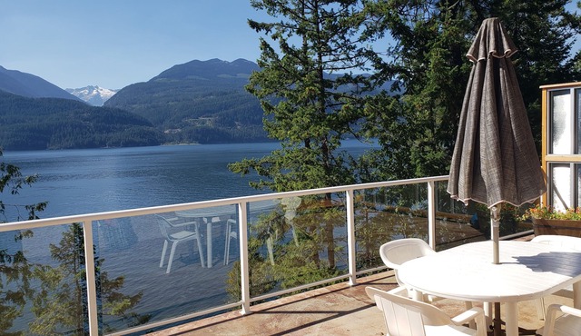 Captain's Landing Lakefront Suite w Canoe in Kootenay Bay, British Columbia!