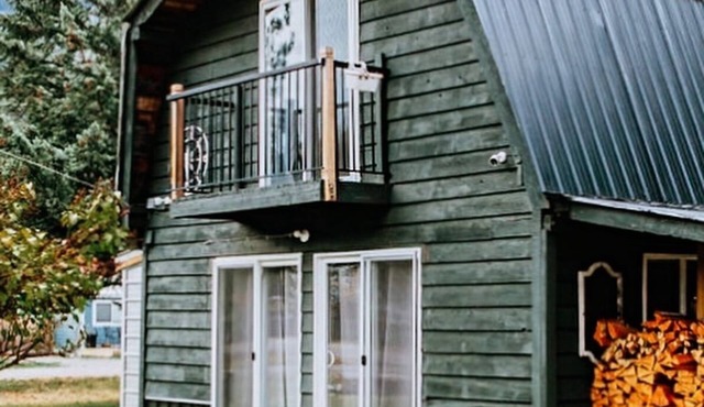 Carefully curated Cabin in the fun town of tulameen BC . in Tulameen