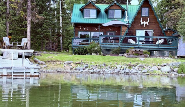🌲 Cariboo - Sheridan Lakeside – 7 Guest Retreat Surrounded by Nature!