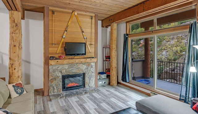 Champagne Powder Chalet! Best Ski In/Out at Big White. Sleeps up to 7ppl.