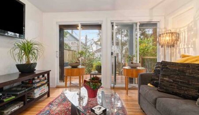 Charming 1-Bed Suite with Patio, Upper Lonsdale