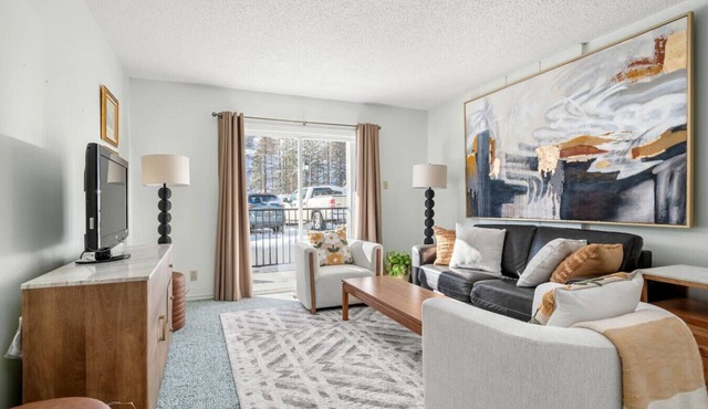 Charming 1BR Near DT Kimberley: Pool, Hot Tub and Gym