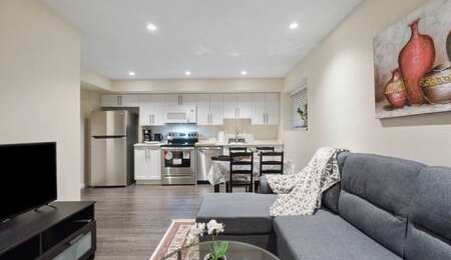Charming 2-Bed Suite, Near White Rock