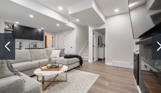 Charming 2-bedroom house in awesome Edmonton with AC, WiFi