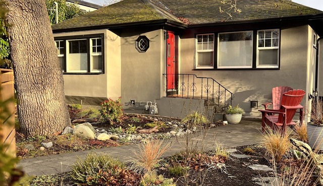 Charming 2-Bedroom Suite in Gonzales Fairfield neighbourhood