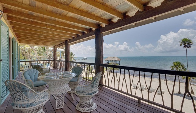 Charming 3-Bedroom Beachfront Villa with Pool, Kayaks & Ocean Views in Placencia