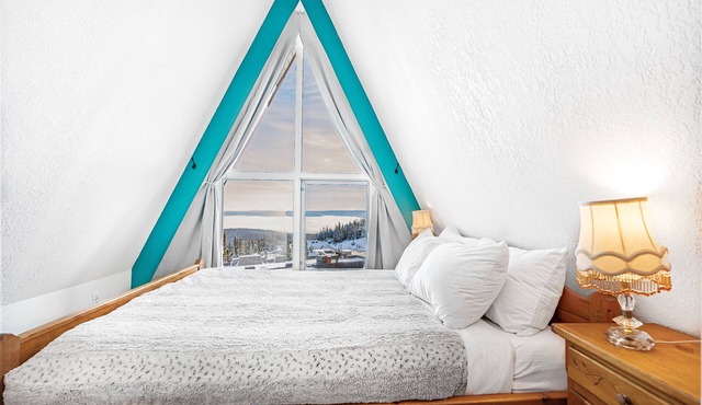 Charming A-Frame Suite w/Hot Tub, Fireplace & Sleeps 8 – Ideal for Families & Small Groups