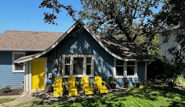Charming Cottage Centrally Located Business Licence #28949