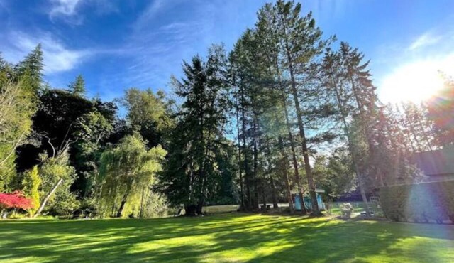 Charming Lake side Rancher, peaceful paradise in Langley