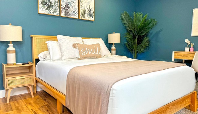 Charming Studio Room | 5 Min to DownTown | Self Check-In | 75" TV in Williams Lake