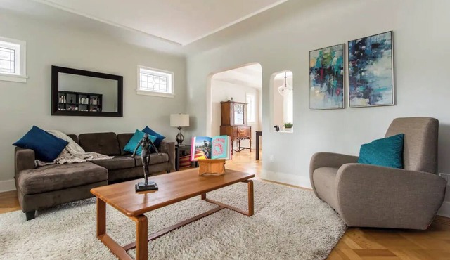 Charming Vancouver 5BR Family Home w/Garden, Deck & Parking. Sleeps 12