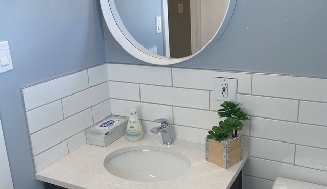 Cheerful 3-bedroom townhouse with free parking.