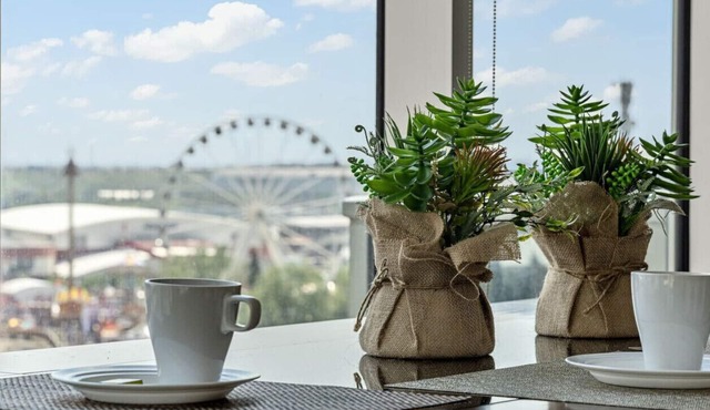Chic 2BR Condo in Vibrant Downtown Calgary