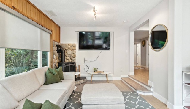 Chic DBL Suite Oasis with Hot Tub-Sleeps 15