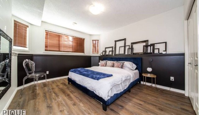 Chic Modern Vibes - KING Bed - Fireplace - Sleeps 4 - Wifi