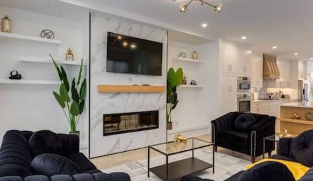 Chic Retreat 4 BR Near UofC & HWY , Free Parking