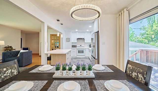 Chinook Luxe Entire House. Free Banff Pass!